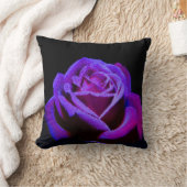 黒い背景に水滴を付ける紫のバラ クッション (ブランケット)