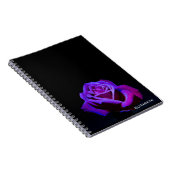黒い背景に水滴を付ける紫のバラ ノートブック (右側)