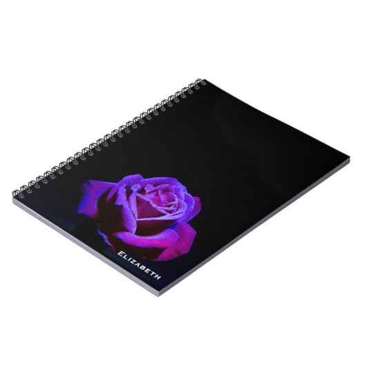 黒い背景に水滴を付ける紫のバラ ノートブック (左側)