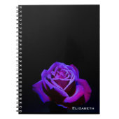 黒い背景に水滴を付ける紫のバラ ノートブック (正面)