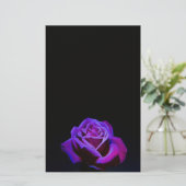 黒い背景に水滴を付ける紫のバラ 便箋 (スタンド正面)