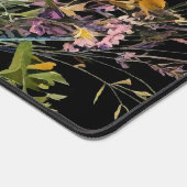 黒い背景に水色の野花の花束 デスクマット (コーナー)