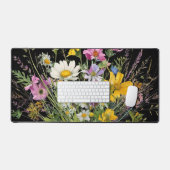 黒い背景に水色の野花の花束 デスクマット (キーボード&マウス)