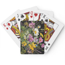 黒い背景に水色の野花の花束