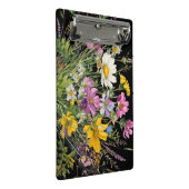 黒い背景に水色の野花の花束 ミニクリップボード (アングル)