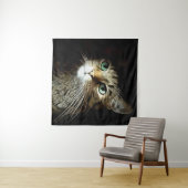 黒い背景に浮かぶ緑の瞳のタビー猫 タペストリー (インサイチュ(横))