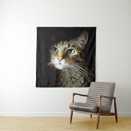 黒い背景に浮かぶ緑の瞳のタビー猫 タペストリー (インサイチュ)