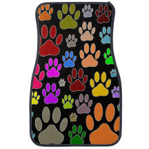 黒い背景に犬の足のプリント