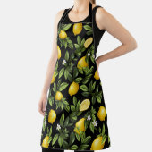 黒い背景に生き生きとしたレモン エプロン (インサイチュ)