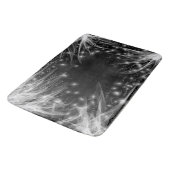 黒い背景に白いウィスピーのテンドリルと星 バスマット (アングル)