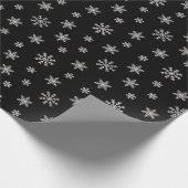 黒い背景に白いクリスマスの雪片 ラッピングペーパー (角)