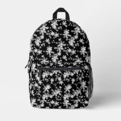 黒い背景に白いデイジーの花 プリントバックパック (正面)