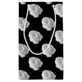 黒い背景に白いバラ スモールペーパーバッグ (裏面)