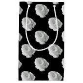 黒い背景に白いバラ スモールペーパーバッグ (正面)