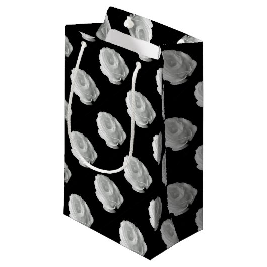 黒い背景に白いバラ スモールペーパーバッグ (正面アングル)