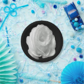 黒い背景に白いバラ ペーパープレート (パーティー)