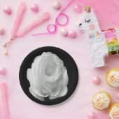 黒い背景に白いバラ ペーパープレート (パーティー)