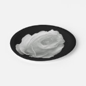 黒い背景に白いバラ ペーパープレート (アングル)
