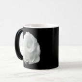 黒い背景に白いバラ モーフィングマグカップ (正面左)