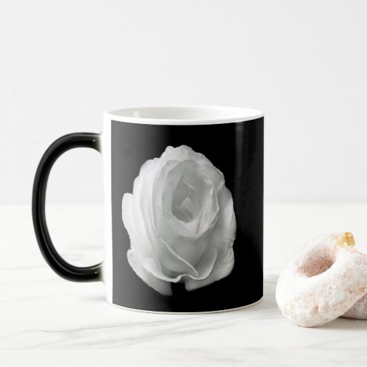 黒い背景に白いバラ モーフィングマグカップ (ドーナツ)