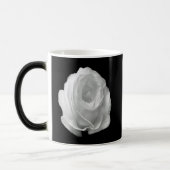 黒い背景に白いバラ モーフィングマグカップ (左)