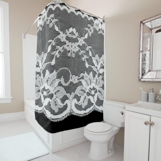 黒い背景に白いフローラレースを置きます。 シャワーカーテン (インサイチュ)