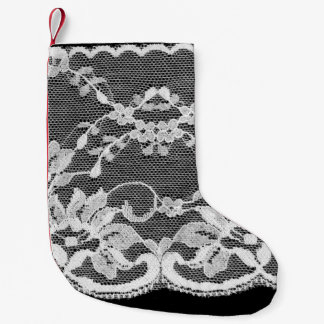 黒い背景に白いフローラレースを置きます。 スモールクリスマスストッキング