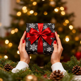 黒い背景に白い雪の結晶 クリスマス ラッピングペーパー
