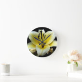 黒い背景に白い黄色の花のフローラ ラウンド壁時計 (ホーム)