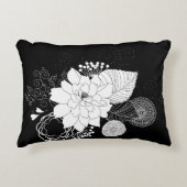 黒い背景に白と黒の花 アクセントクッション (正面)