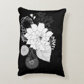 黒い背景に白と黒の花 アクセントクッション (裏面(縦))