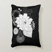 黒い背景に白と黒の花 アクセントクッション (正面(垂直))