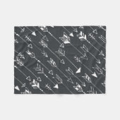 黒い背景に矢印が付いたシームレスなパターン フリースブランケット (正面(横))