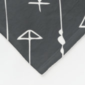 黒い背景に矢印が付いたシームレスなパターン フリースブランケット (角)