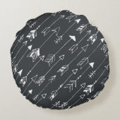 黒い背景に矢印が付いたシームレスなパターン ラウンドクッション (裏面)