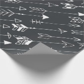 黒い背景に矢印が付いたシームレスなパターン ラッピングペーパー (角)