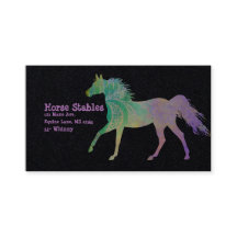 黒い背景に紫の巧妙な馬