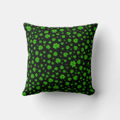黒い背景に緑のシャムロックの模様 クッション (裏面)