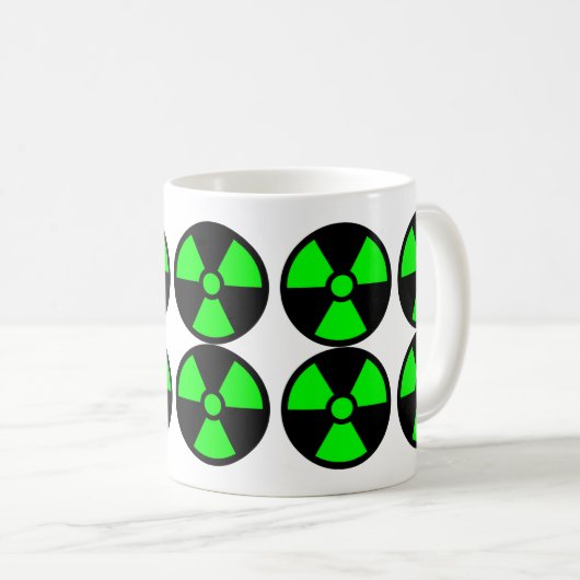 黒い背景に緑のトレフォイル記号 – コーヒーマグカップ (正面右)