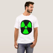 黒い背景に緑のトレフォイル記号 Tシャツ (正面フル)