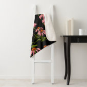 黒い背景に色の濃いピンクの花 シェルパブランケット (インサイチュ)