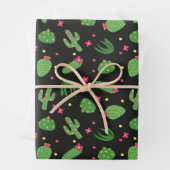黒い背景に花を付けた漫画のサボテン ラッピングペーパーシート (インサイチュ)