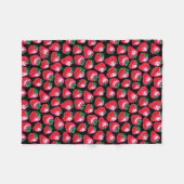 黒い背景に赤いイチゴ フリースブランケット (正面(横))