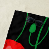 黒い背景に赤いケシのイラストレーション ビーチタオル (インサイチュ)