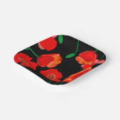 黒い背景に赤いケシのイラストレーション ペーパープレート (傾斜あり)