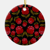 黒い背景に赤いバラのシームレスなパターン セラミックオーナメント (正面)