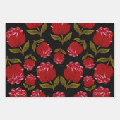 黒い背景に赤いバラのシームレスなパターン ラッピングペーパーシート (正面)