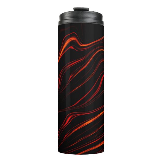 黒い背景に赤い波状の長いトレース タンブラー (正面)