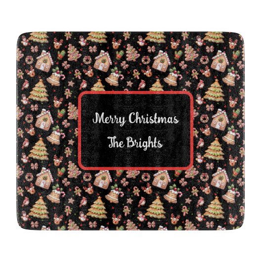 黒い背景に銀色のパンのクリスマスクッキー カッティングボード (正面)