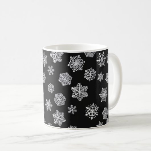 黒い背景に銀色の雪片 コーヒーマグカップ (正面右)